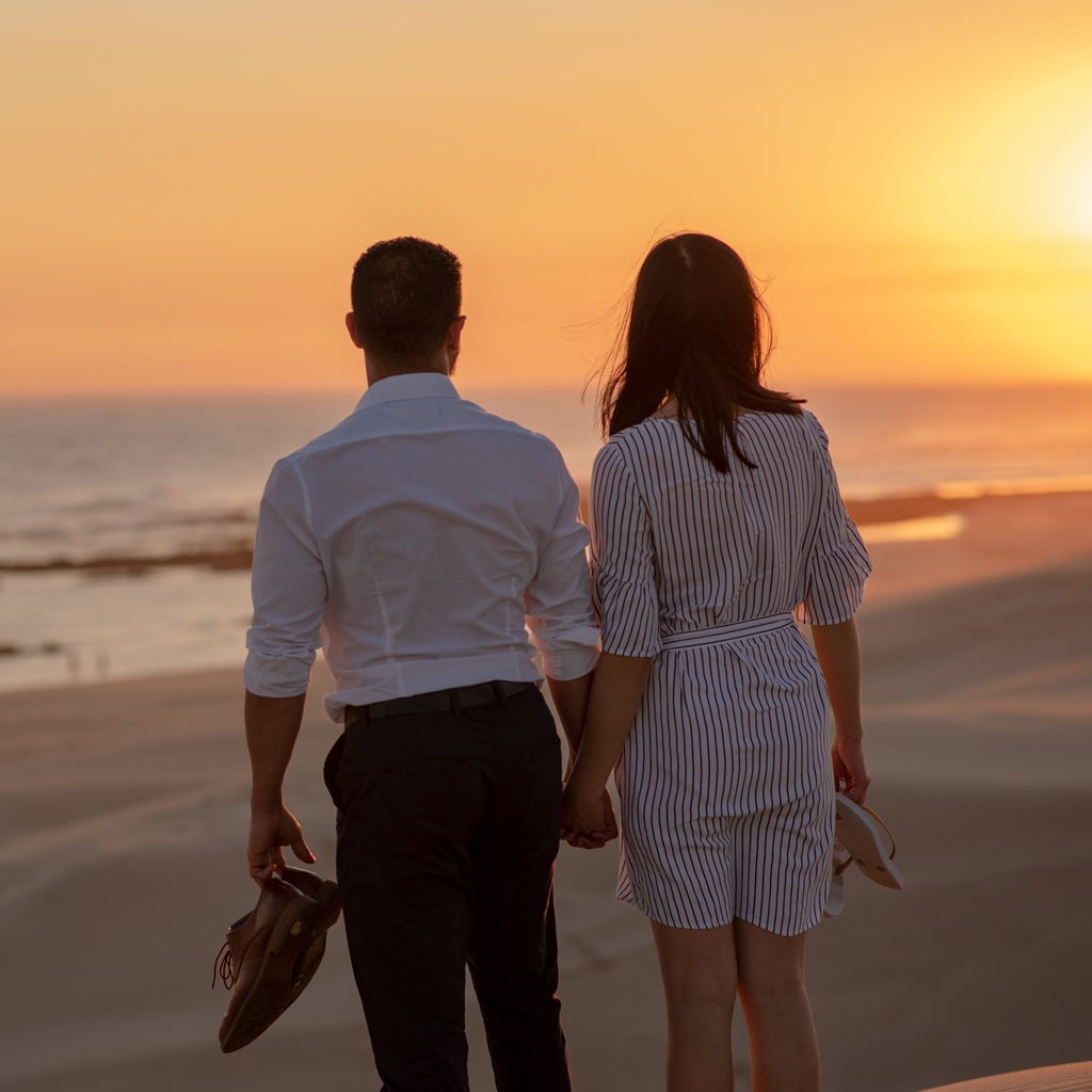 pexels-rushay-booysen-2461682-4214998 redimensionnée couple main dans la main